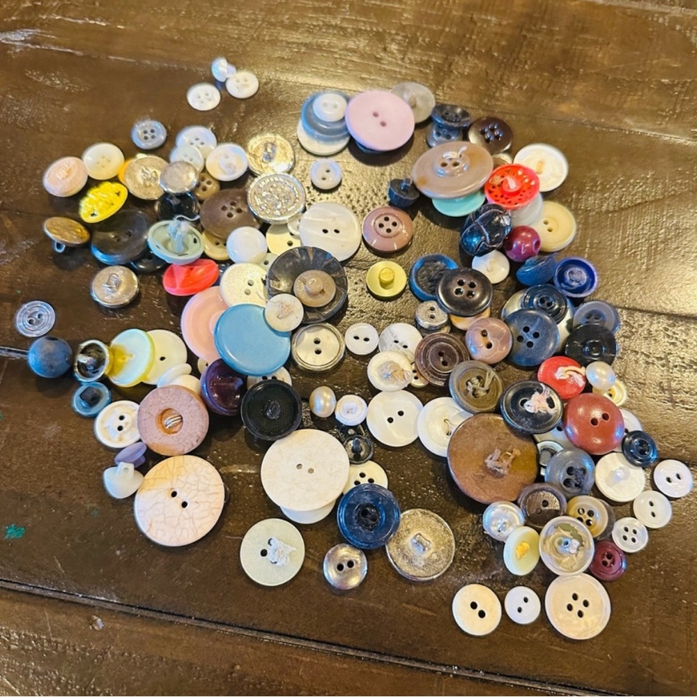 Vintage button lot, 500 pieces